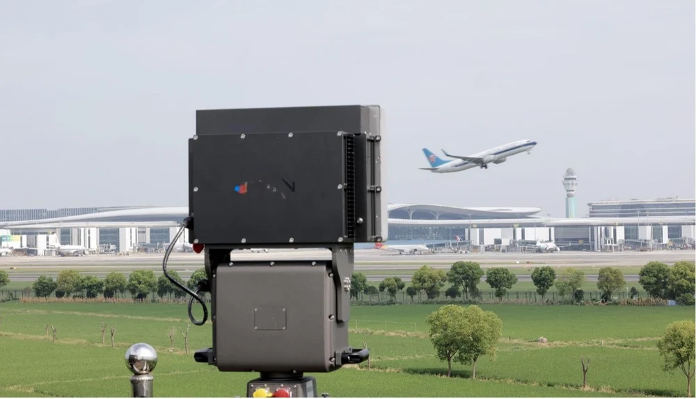 Навигационные спуферы, джаммеры, фотоэлектрические камеры и                                   стационарный детекторы и глушители БПЛА.